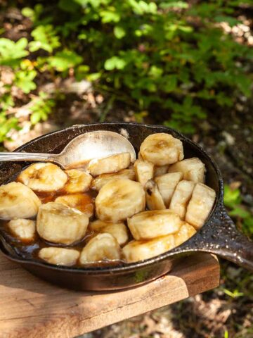 A small skillet filled with caramelized bananas.